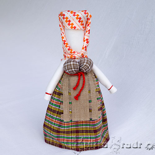 Кукла Сударушка в традиционном исполнении.